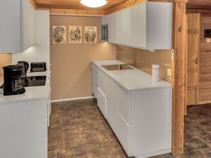 ثلاجة، ميكروويف، غسالة أطباق، مستلزمات طهي/أطباق/أوعية