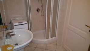 Dusche, Haartrockner, Handtücher, Toilettenpapier