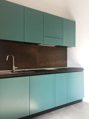 Kühlschrank, Mikrowelle, Herdplatte, Wasserkocher mit Kaffee-/Teezubehör