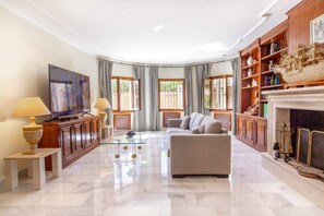 Télévision, cheminée