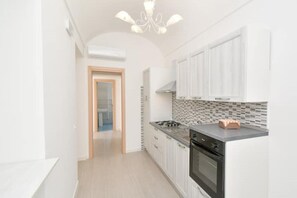 Frigorifero, forno, piano cottura, pentole/stoviglie/utensili