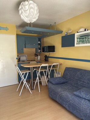 Interior - Garden studio for 4 people 350 metres from the beach (Courseulles-sur-Mer)