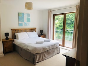 3 bedrooms, internet, bed sheets