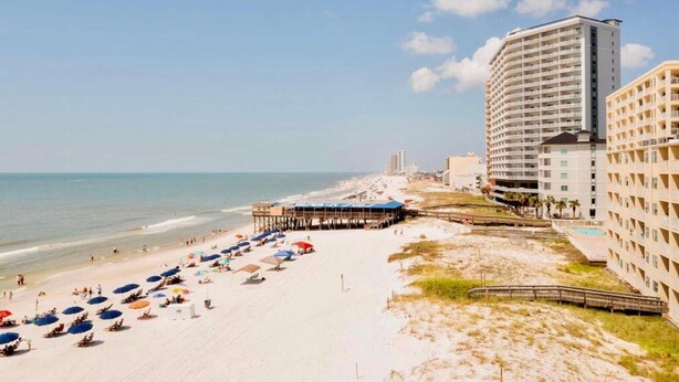 On the beach - Island Sunrise 260 by Gold Star Vacation Rentals (Gulf Shores)