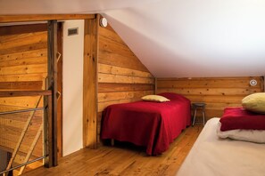 Room - BoisCailloux, Ardèche Gorges, Chalet Zaza, access to the common pool under greenhouse (saint remèze)