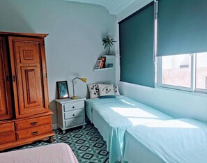 2 slaapkamers, een bureau, een strijkplank/strijkijzer, reisbedje