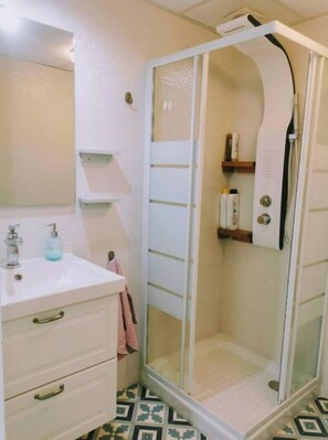Douche, séchoir à cheveux, bidet, serviettes fournies
