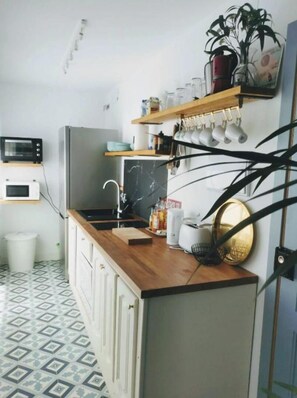 Een koelkast, een microgolfoven, een oven, een kookplaat