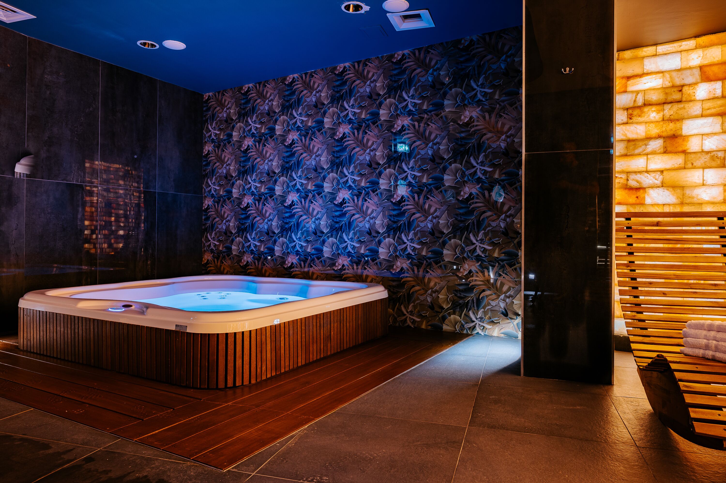 Indoor spa tub