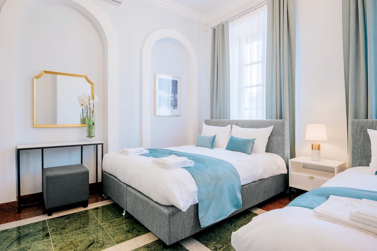 Minibar, tabla de planchar con plancha, wifi gratis y ropa de cama