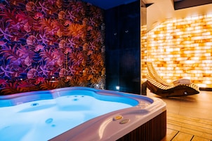 Couples treatment rooms, sauna, hot tub, hot stone massages