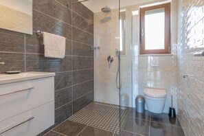 Shower, hair dryer, towels, soap - Neu! Luxuriöse Privaten Villa M/pool für 10 Personen 3 km vom Meer Entfernt (Diminici)