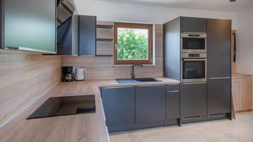 Geladeira, micro-ondas, fogão, cooktop