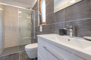 Shower, hair dryer, towels, soap - Neu! Luxuriöse Privaten Villa M/pool für 10 Personen 3 km vom Meer Entfernt (Diminici)