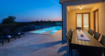 Neu! Luxuriöse Privaten Villa M/pool für 10 Personen 3 km vom Meer Entfernt