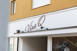 Front of property - Self-Check-in Hotel VinoQ Zistersdorf (Zistersdorf)