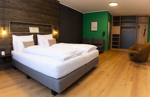 Egyptian cotton sheets, premium bedding, in-room safe, desk - Self-Check-in Hotel VinoQ Zistersdorf (Zistersdorf)