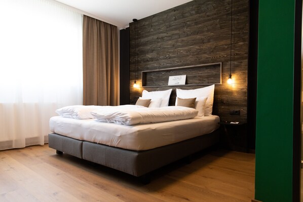 Egyptian cotton sheets, premium bedding, in-room safe, desk - Self-Check-in Hotel VinoQ Zistersdorf (Zistersdorf)