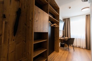 Egyptian cotton sheets, premium bedding, in-room safe, desk - Self-Check-in Hotel VinoQ Zistersdorf (Zistersdorf)