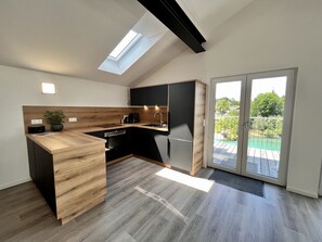 Fridge, oven, stovetop, dishwasher