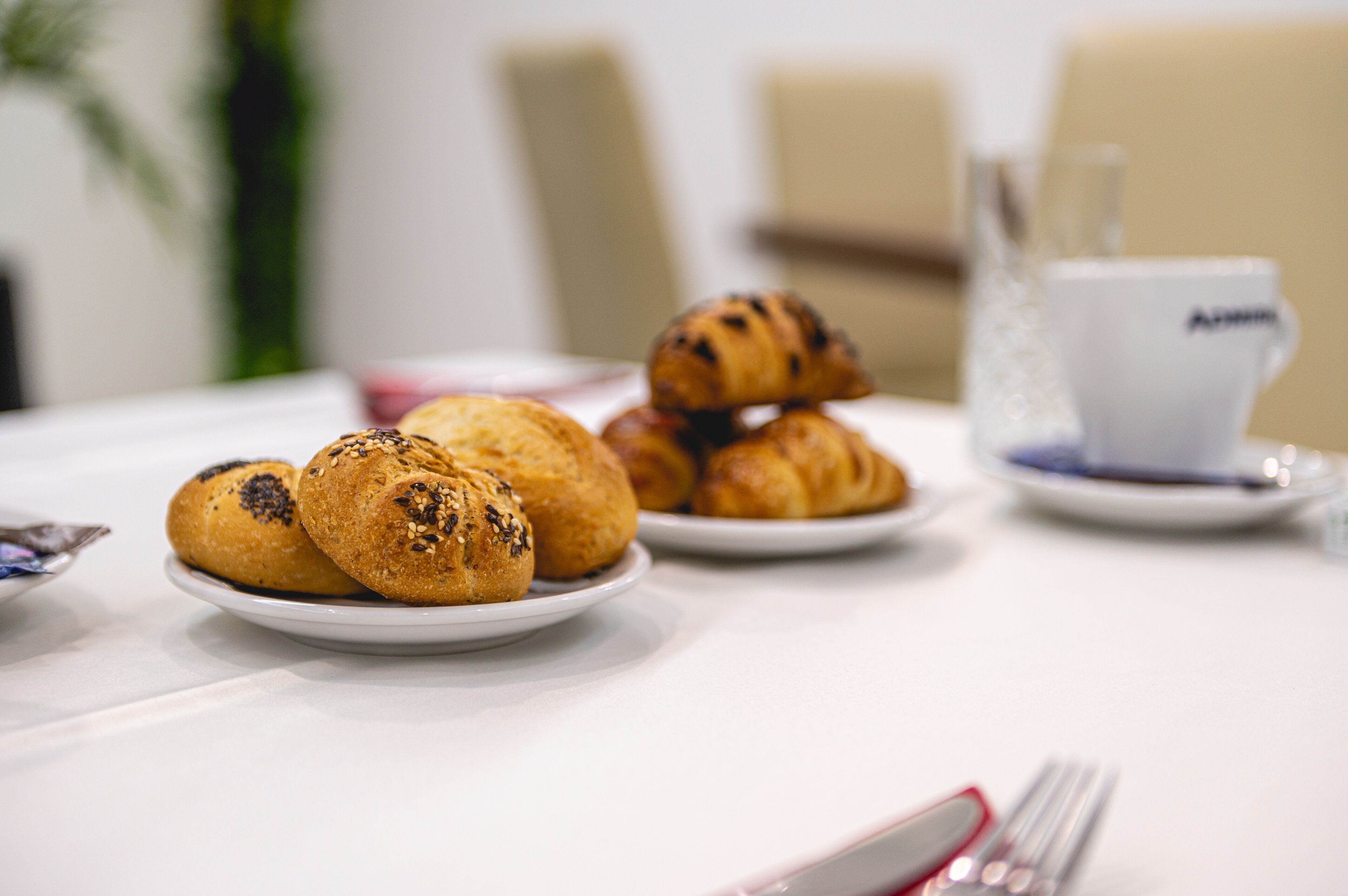 Une table avec des pâtisseries et une tasse de café.