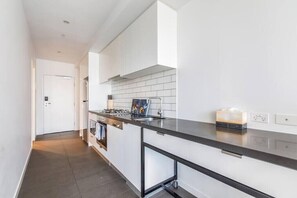 冷蔵庫、電子レンジ、オーブン、コンロ