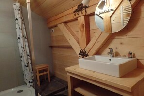 Badewanne, Haartrockner, Toilettenpapier