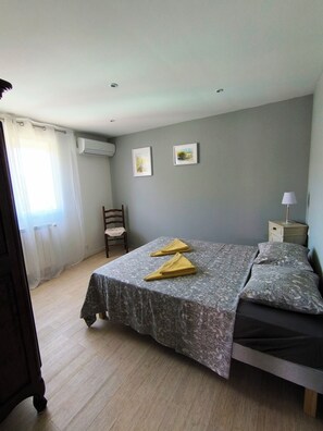 5 chambres, bureau, fer et planche à repasser, lit de bébé portatif