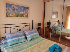 2 sovrum, skrivbord, strykjärn/strykbräda och gratis wi-fi