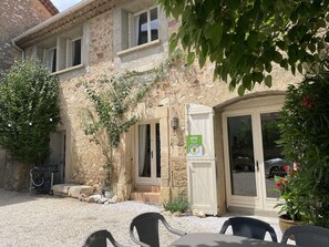 تناول الطعام بالخارج