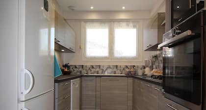 Single-storey house 110mÂČ, residential area, 500m from town center