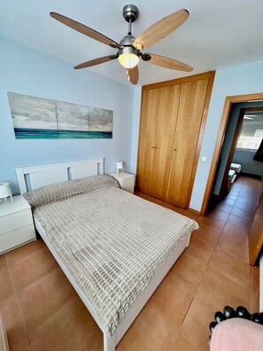 2 chambres, fer et planche à repasser