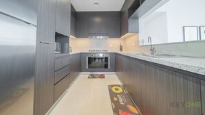 Deluxe-Apartment | Eigene Küche | Großer Kühlschrank, Mikrowelle, Ofen, Geschirrspüler