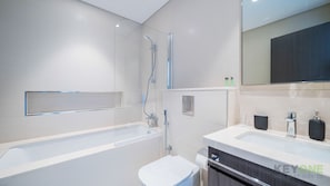 Deluxe Apartment | Bathroom