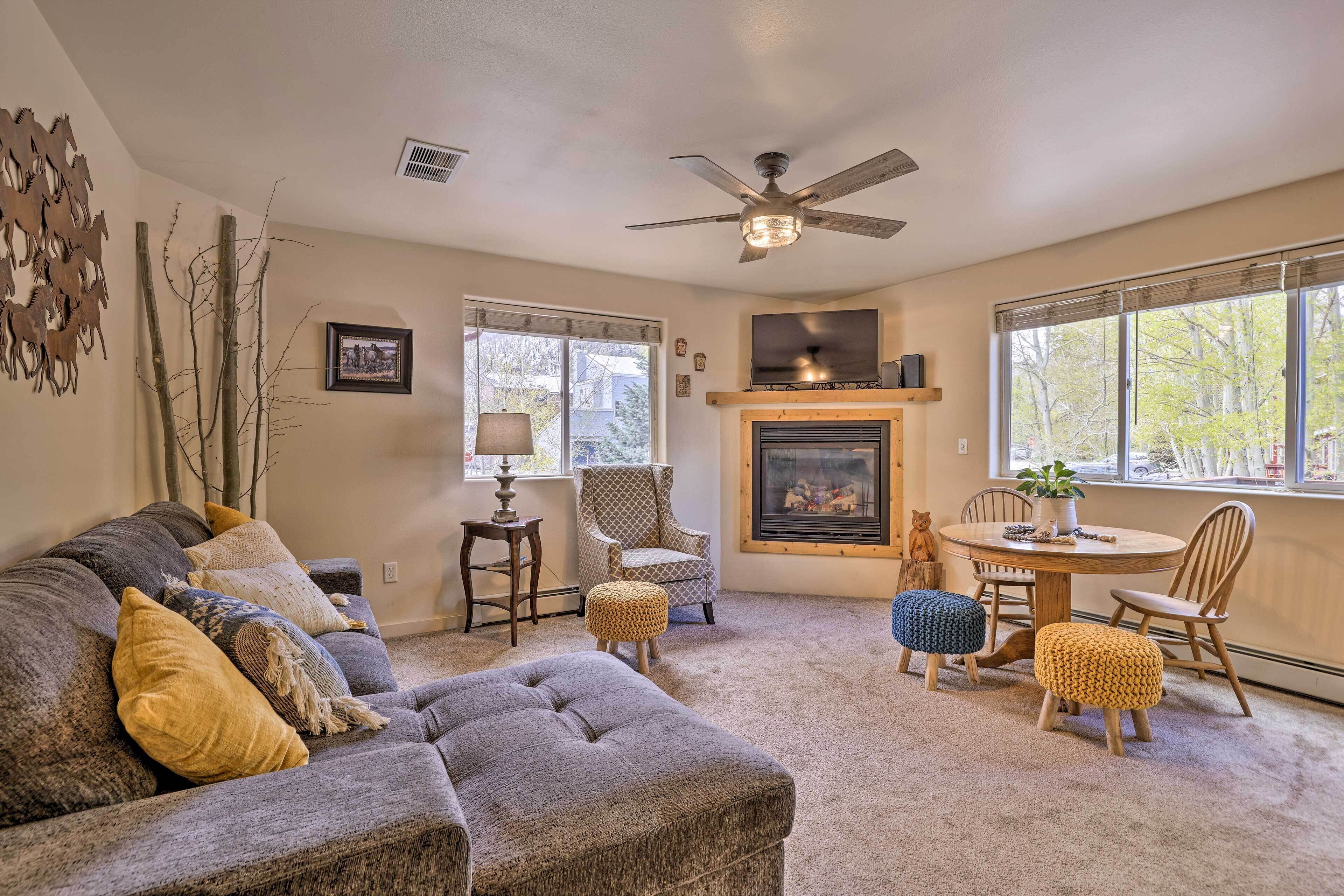 Central Frisco Townhome w/ Deck - Walk to Main St
