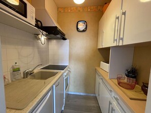 Fridge, microwave, oven, stovetop - 2-room apartment for 4, balcony, parking, beach in St-Hilaire-de-Riez (Saint-Hilaire-de-Riez)