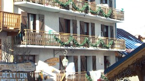 Un immeuble à plusieurs étages doté de balcons ornés de verdure.