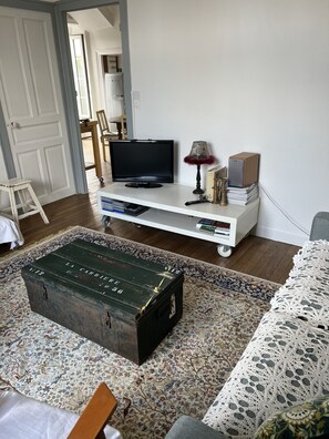 TV, books, stereo