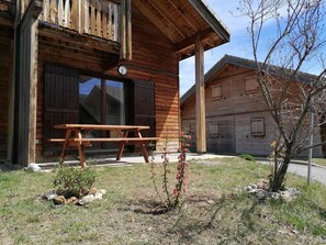 Outdoor dining - 3-room chalet, terrace, games, near slopes (Le Dévoluy)