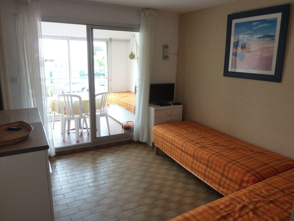 1 bedroom - Studio Cabine 4 Personnes,1 er Étage,loggia Fermée,100m mer (CAP D'AGDE)