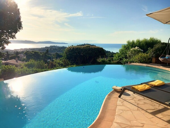 Outdoor pool - Villa with heated pool and panoramic views of the Gulf of Saint Tropez (Cavalaire-sur-Mer)