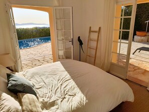 5 Schlafzimmer, Schreibtisch, Bügeleisen/Bügelbrett, Reisekinderbett