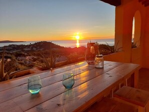 Outdoor dining - Villa with heated pool and panoramic views of the Gulf of Saint Tropez (Cavalaire-sur-Mer)