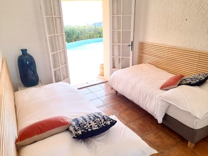 5 habitaciones, escritorio y tabla de planchar con plancha