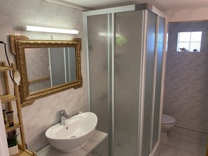 Doccia, asciugacapelli, asciugamani, sapone