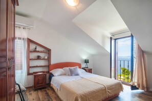 House (Five Bedroom Holiday Home with Terrac) | 5 bedrooms - House for Rent Nikoletta (Postira)