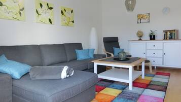 Smart-TV, Bücher, Stereoanlage