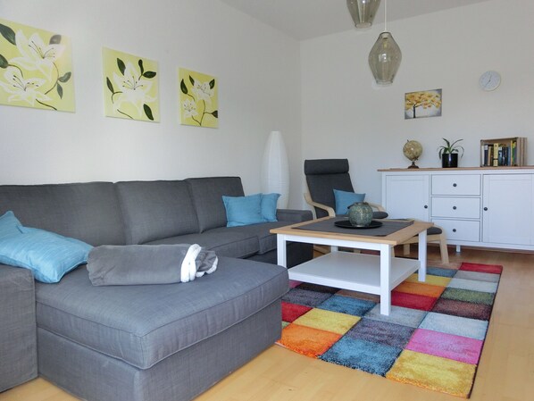 Smart TV, books, stereo