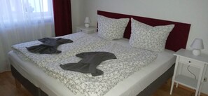 2 bedrooms, travel cot, free WiFi, bed sheets