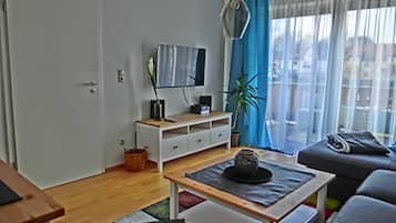 Smart TV, books, stereo